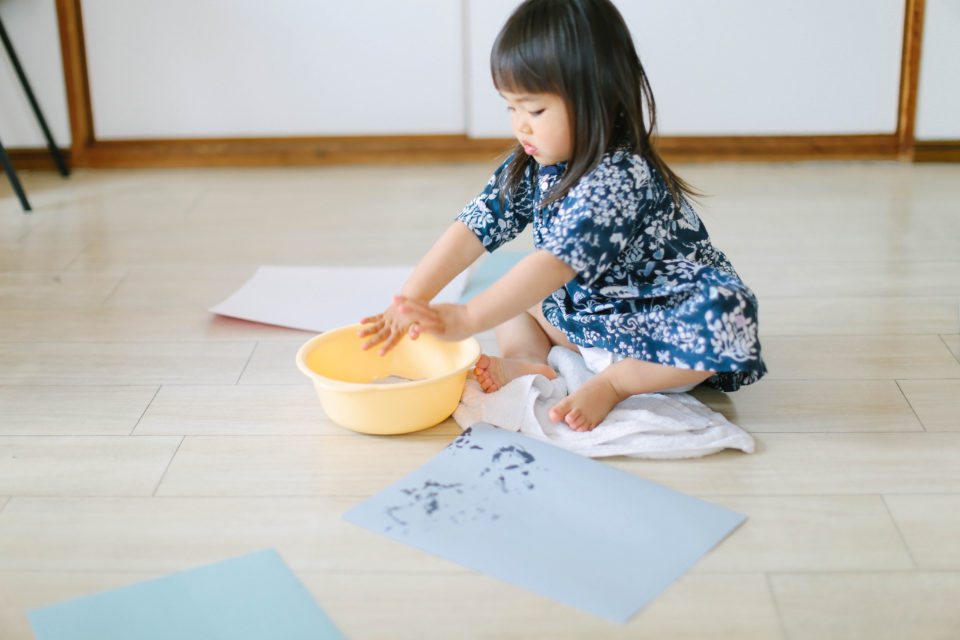2歳3ヶ月の子供のお絵描き＆落書き用に「呉竹の水でお習字セット」が大活躍！ | オニマガ