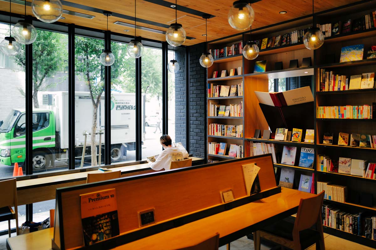 名古屋・伏見のブックカフェ「LAMP LIGHT BOOKS CAFE」にコーヒー休憩しに行ってきました！ オニマガ 名古屋の暮らしの