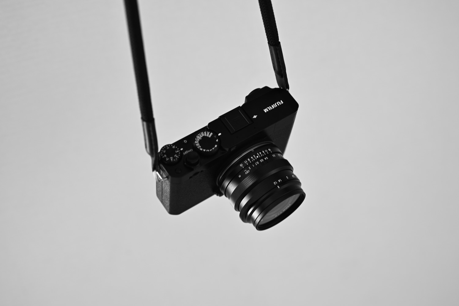 FUJIFILM X-E4 ＋ 単焦点レンズ（マニュアル）・純正アクセサリー X-E4におすすめのアクセサリー5選 撮影効率を上げるアイテムを紹介