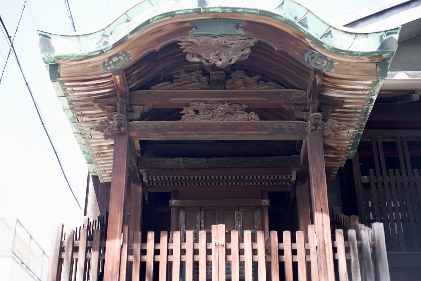 四間道の屋根神様を正面から捉えた写真
