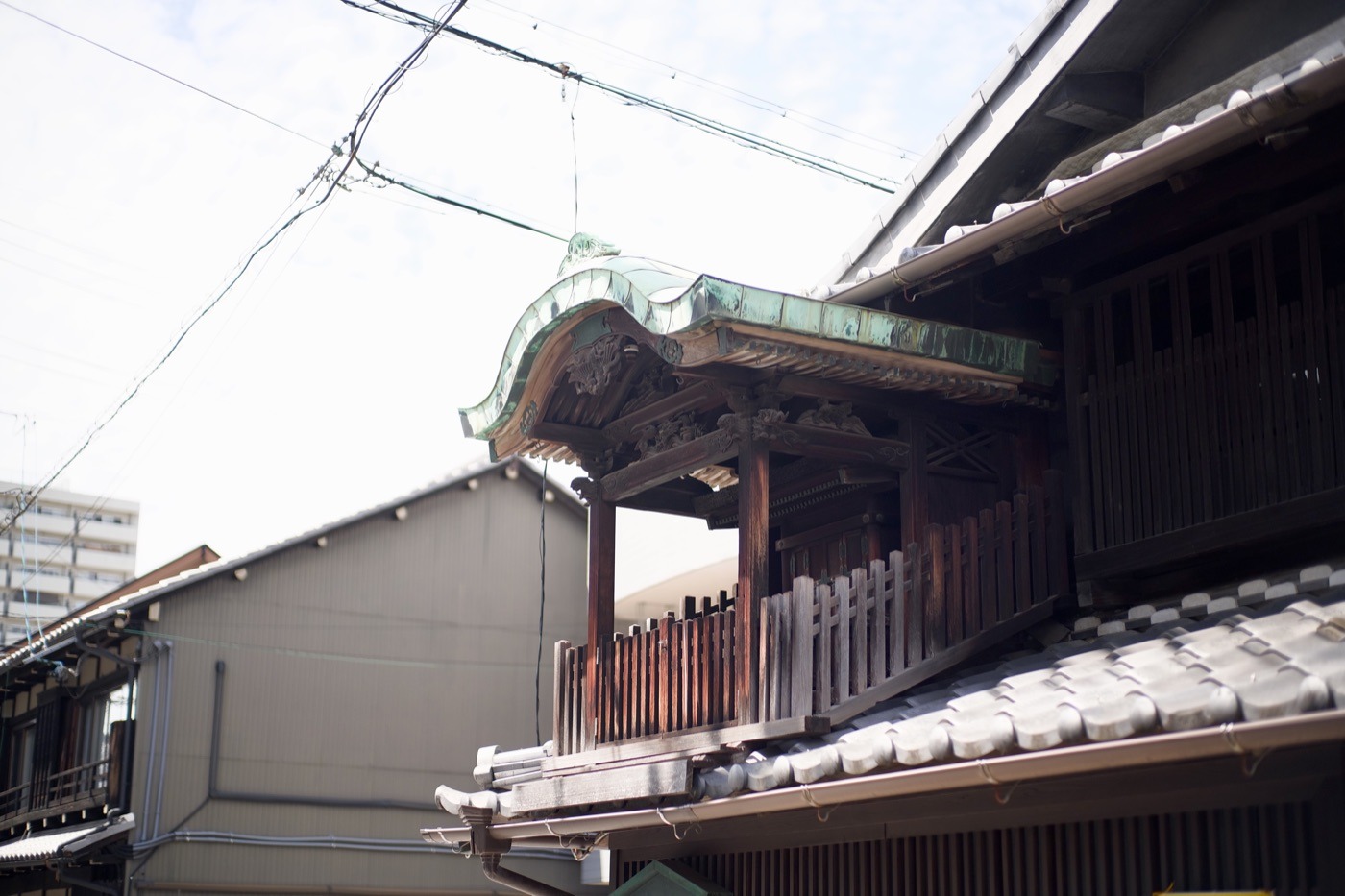 四間道の町家の屋根に祀られた屋根神様