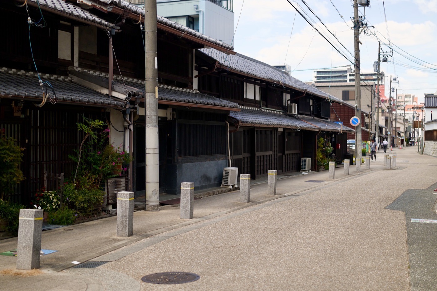 四間道の土蔵と町家が並ぶ通り