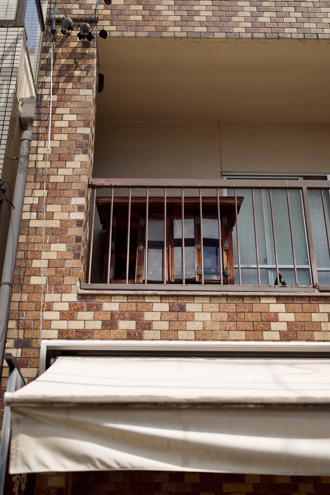 ベランダに祀られた屋根神様