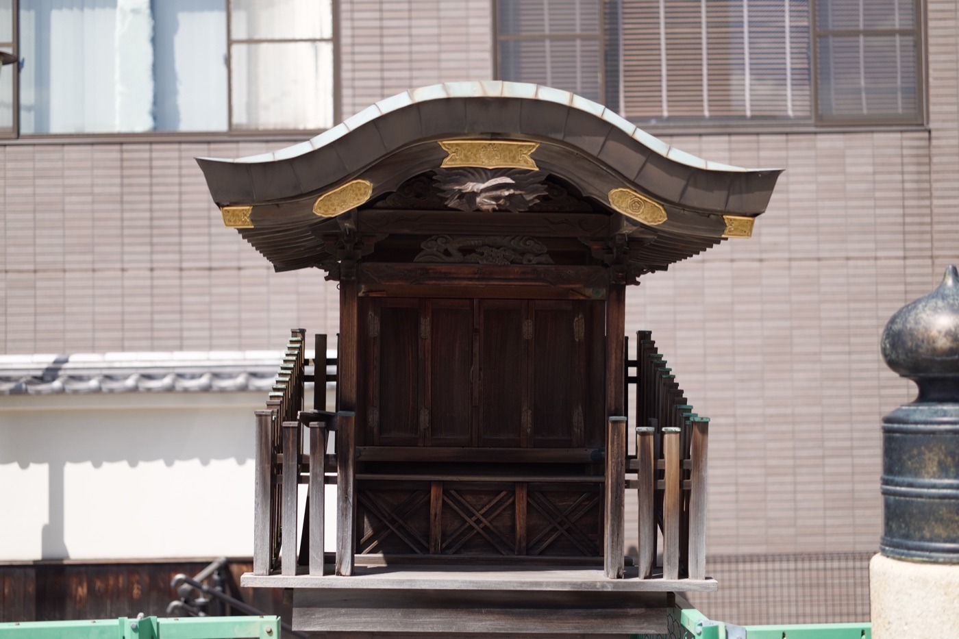 五条橋の袂に降ろされた屋根神様